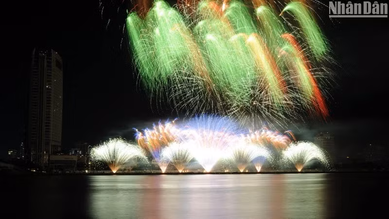 Fireworks display by the Finnish team at the Da Nang International Fireworks Festival 2024. (Photo: ANH DAO)