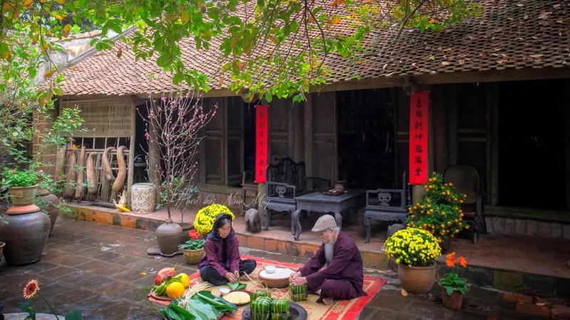 Attending the 'Vietnamese Village Tet' program, visitors can experience traditional customs during the Tet holiday in the space of ancient houses in Duong Lam. (Photo: Nina May)
