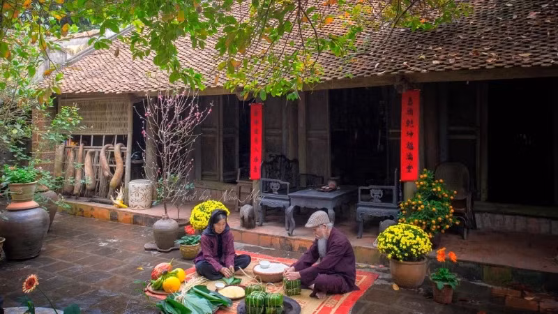 Attending the 'Vietnamese Village Tet' program, visitors can experience traditional customs during the Tet holiday in the space of ancient houses in Duong Lam. (Photo: Nina May)