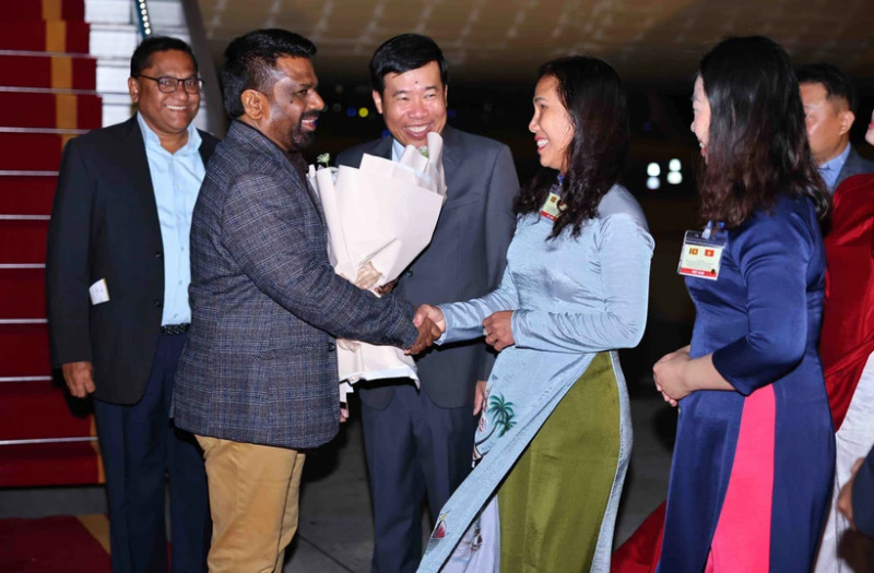 President of Sri Lanka Anura Kumara Dissanayaka (second from left) is welcomed at Noi Bai International Airport in Ha Noi on May 4 morning. (Photo: VNA)
