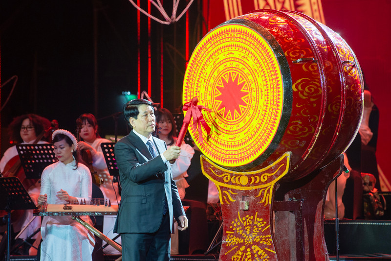 President Luong Cuong beats the drum to kick off the spring of the New Year 2025.