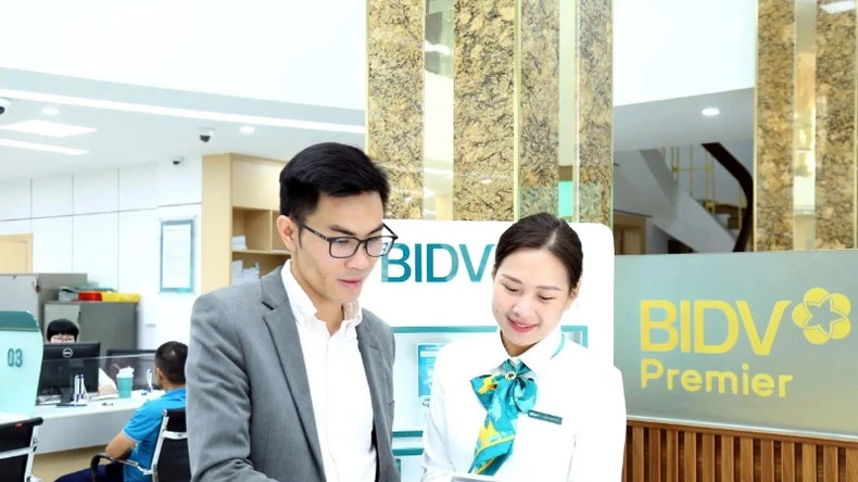 A staff member at BIDV’s Vinh Phuc branch advises a customer on a home loan package.