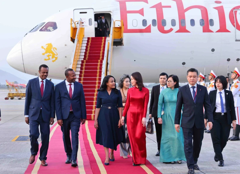 Ethiopian Prime Minister Abiy Ahmed Ali and his spouse Zinash Tayachew arrives in Hanoi on April 14 afternoon, beginning their four-day official visit to Vietnam. (Photo: VNA)