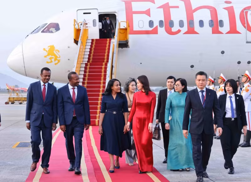 Ethiopian Prime Minister Abiy Ahmed Ali and his spouse Zinash Tayachew arrives in Hanoi on April 14 afternoon, beginning their four-day official visit to Vietnam. (Photo: VNA)