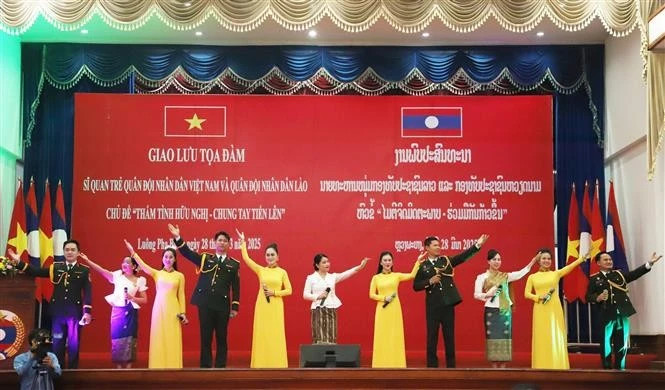 A performance by Vietnamese and Lao young military officers at the exchange. (Photo: VNA)