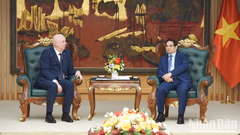 Prime Minister Pham Minh Chinh (R) receives Belarusian Deputy Prime Minister Anatoly Sivak (Photo: NDO)
