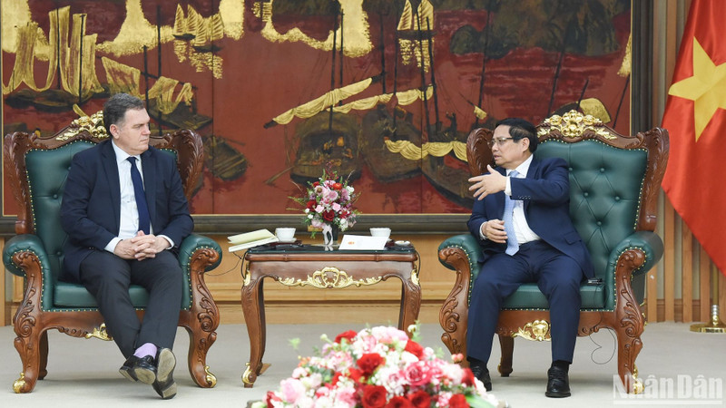Prime Minister Pham Minh Chinh receives French Transport Minister Philippe Tabarot. (Photo: NDO)