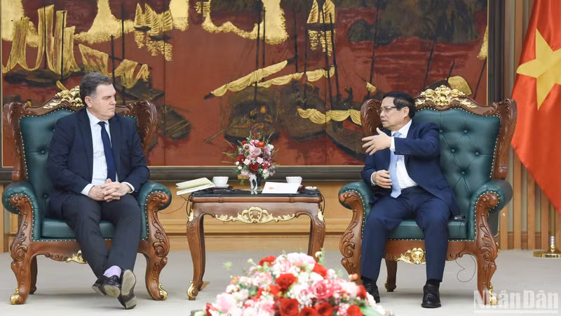 Prime Minister Pham Minh Chinh receives French Transport Minister Philippe Tabarot. (Photo: NDO)