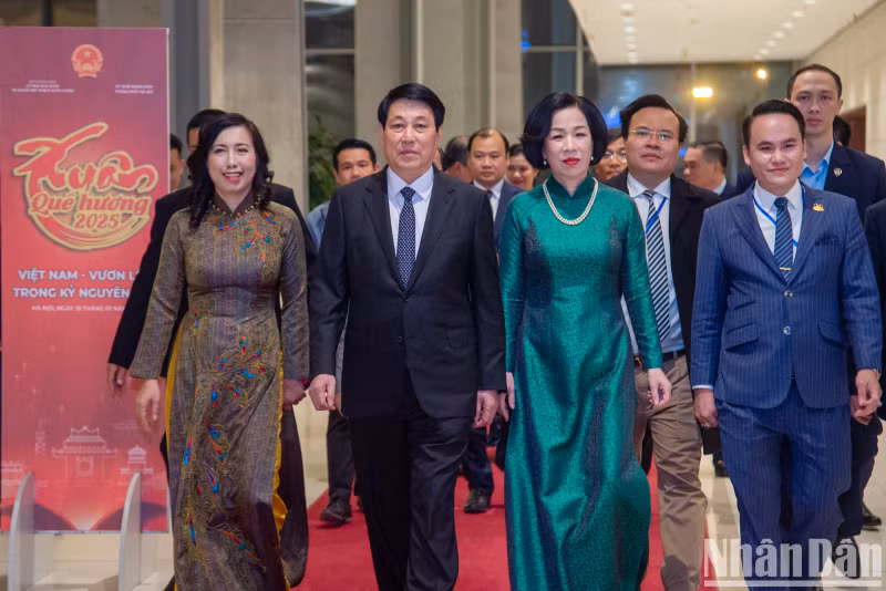 President Luong Cuong and his spouse attend the ‘Homeland Spring 2025’ art programme