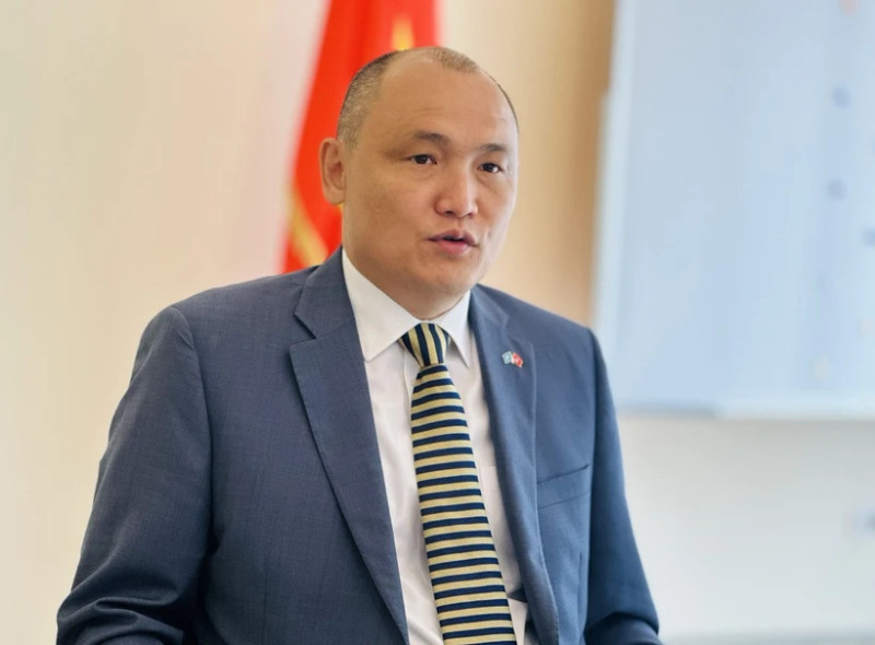 Ambassador of the Republic of Kazakhstan to Viet Nam, Kanat Tumysh, speaks to the press about the visit and bilateral cooperation. (Photo: VNA)