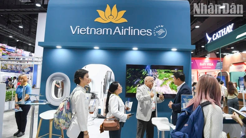 International visitors visit Vietnam Airlines booth.