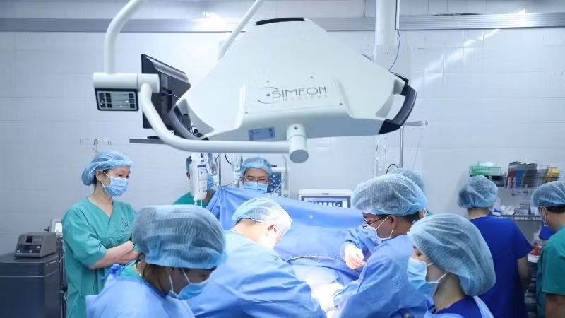 Doctors perform organ retrieval from the donor. (Photo: CHI MAI)