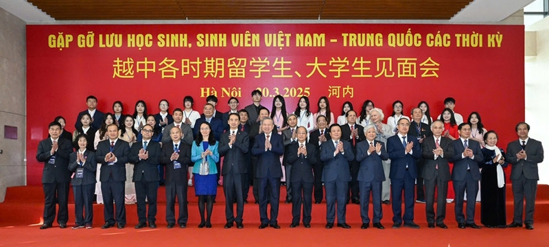 Party General Secretary To Lam and delegates attend the Vietnam - China alumni gathering in Hanoi on March 20. (Photo: qdnd.vn)