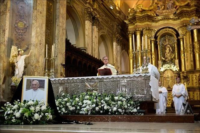 Memorial service for Pope Francis at the Metropolitan Cathedral in Buenos Aires, Argentina, on April 21, 2025.(Photo: Xinhua/VNA)