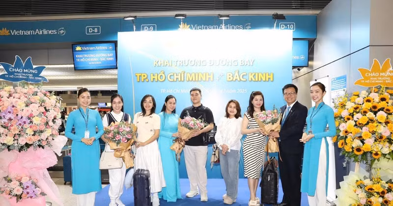 Vietnam Airlines holds a welcome ceremony for the crew and passengers on the first flight from Ho Chi Minh City to Beijing, China, via Beijing Daxing International Airport. (Photo: VNA)