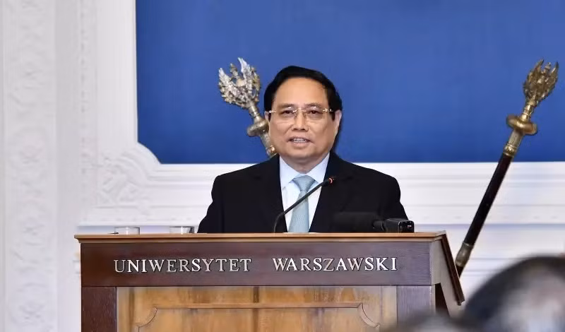 Prime Minister Pham Minh Chinh delivers a policy address at the University of Warsaw on January 17 during his official visit to Poland. (Photo: NDO)
