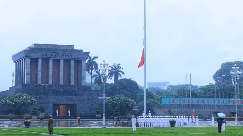 National flag flown at half-mast in commemoration of former President Tran Duc Luong at Ba Dinh Square