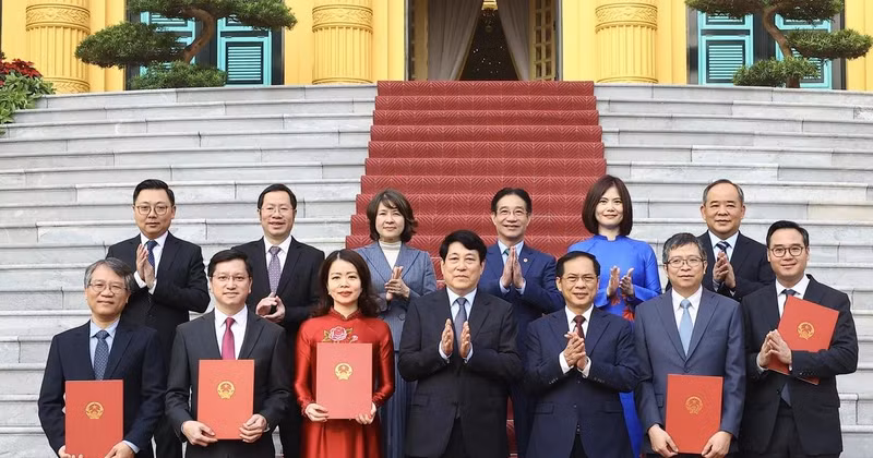 State President Luong Cuong (centre) and the newly-promoted ambassadors (Photo: VNA)