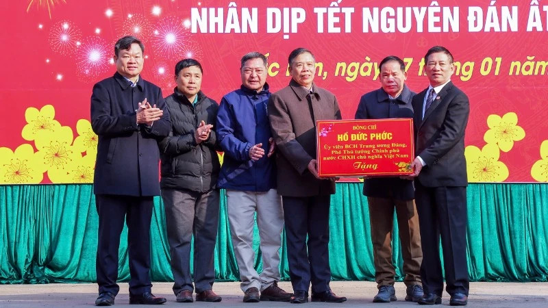 Deputy Prime Minister Ho Duc Phoc presents gifts to locals in Na Phac Town, Ngan Son District. (Photo: TUAN SON)