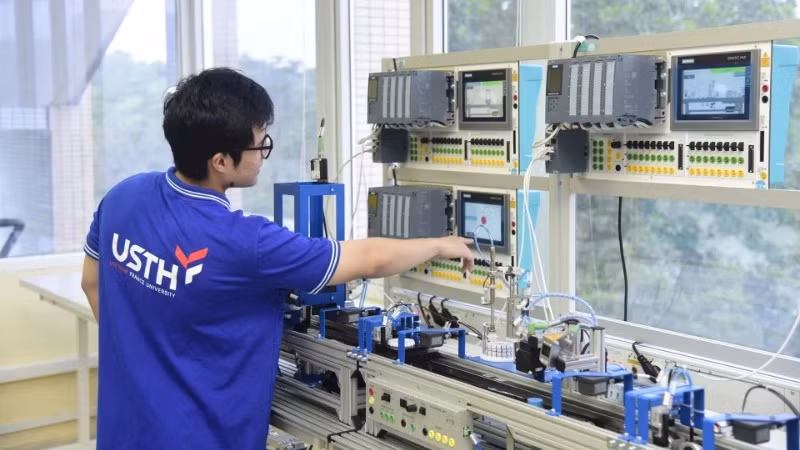 Students of the University of Science and Technology of Hanoi practice in the laboratory