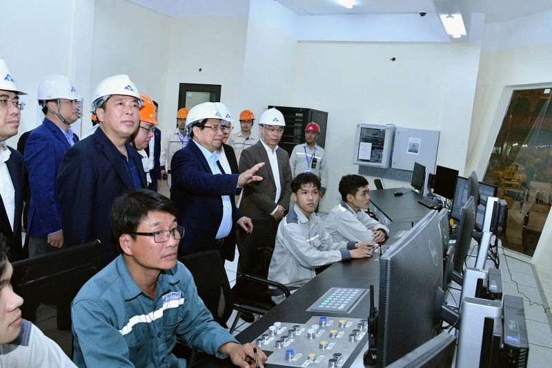 Prime Minister Pham Minh Chinh conducts a field survey at the Hoa Phat Dung Quat Steel Complex in Quang Ngai Province.