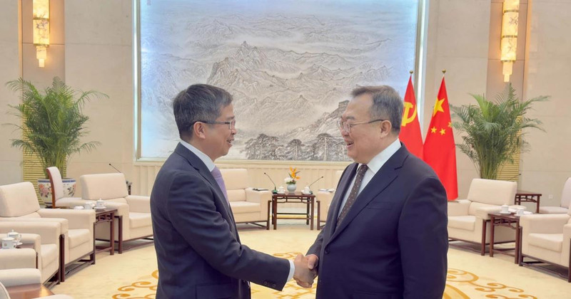 Vietnamese Ambassador to China Pham Thanh Binh (L) and Liu Jianchao, head of the International Department of the Communist Party of China Central Committee at their meeting in Beijing on February 18 (Photo: VNA)