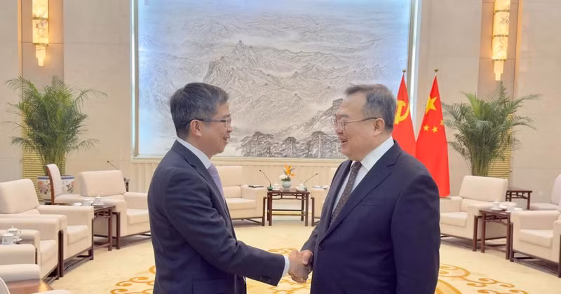 Vietnamese Ambassador to China Pham Thanh Binh (L) and Liu Jianchao, head of the International Department of the Communist Party of China Central Committee at their meeting in Beijing on February 18 (Photo: VNA)
