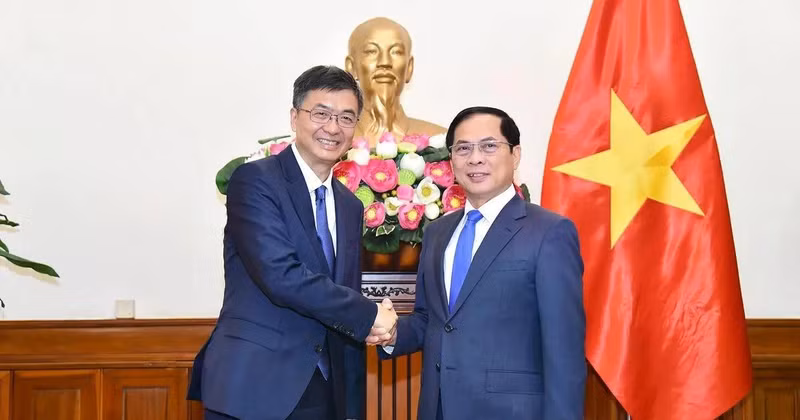 Deputy Prime Minister and Minister of Foreign Affairs Bui Thanh Son (R) and Chen Gang, Secretary of the Communist Party of China (CPC) Committee of the Guangxi Zhuang Autonomous Region. (Photo: VNA)