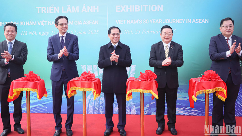 Deputy Prime Minister and Minister of Foreign Affairs Bui Thanh Son, along with other delegates, cut the ribbon to officially open the exhibition.