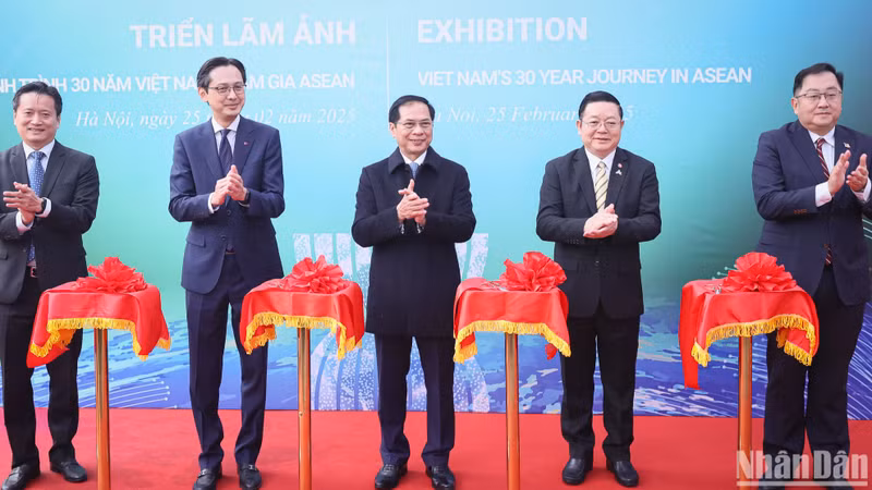 Deputy Prime Minister and Minister of Foreign Affairs Bui Thanh Son, along with other delegates, cut the ribbon to officially open the exhibition.