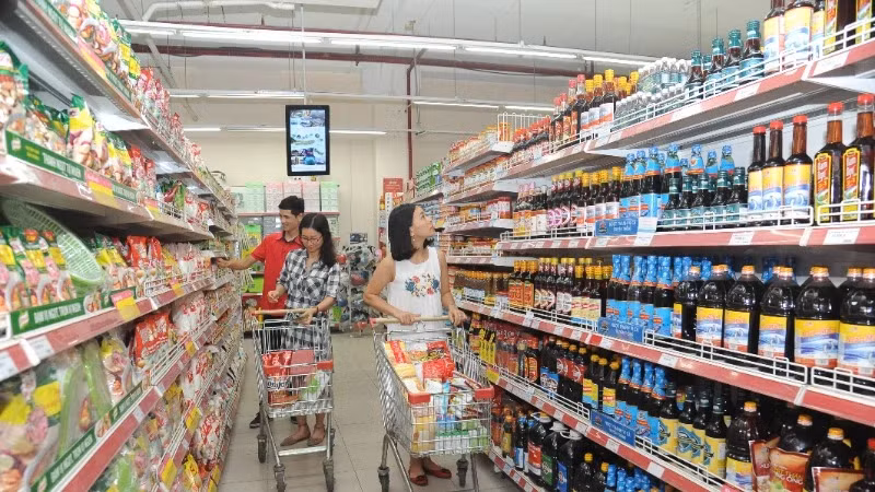 People shop at the Coopmart supermarket system. (Photo: KHANH AN)