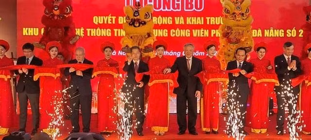 Deputy Prime Minister Nguyen Hoa Binh and other officials join the opening ceremony of Da Nang Software Park 2. (Photo: VNA)