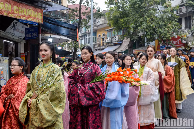 “Bach Hoa Bo Hanh” is a unique artistic parade that vividly showcases traditional Vietnamese attire.