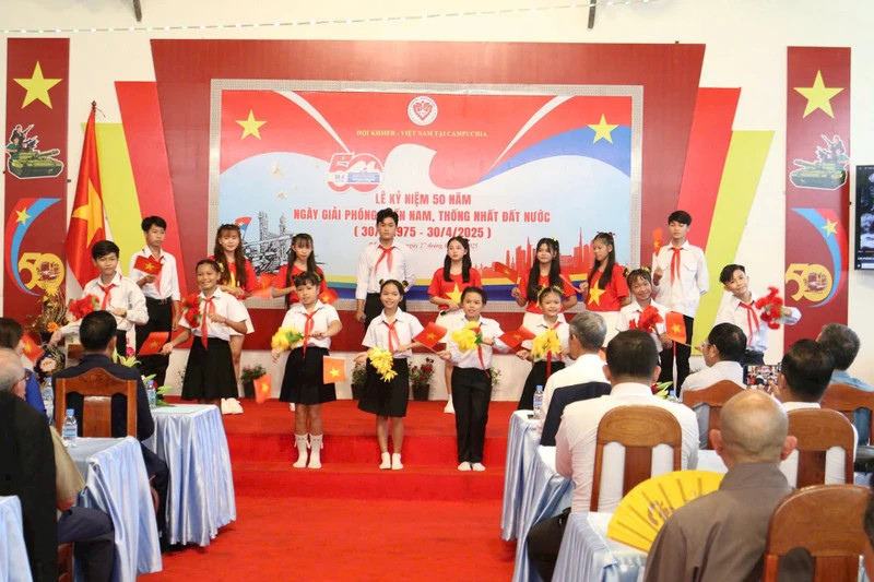 The celebration of the 50th anniversary of the liberation of the South and national reunification is held in Cambodia.