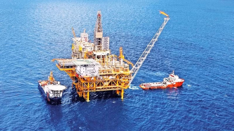 Offshore oil and gas rig operated by Petrovietnam. (Photo: nhandan.vn)