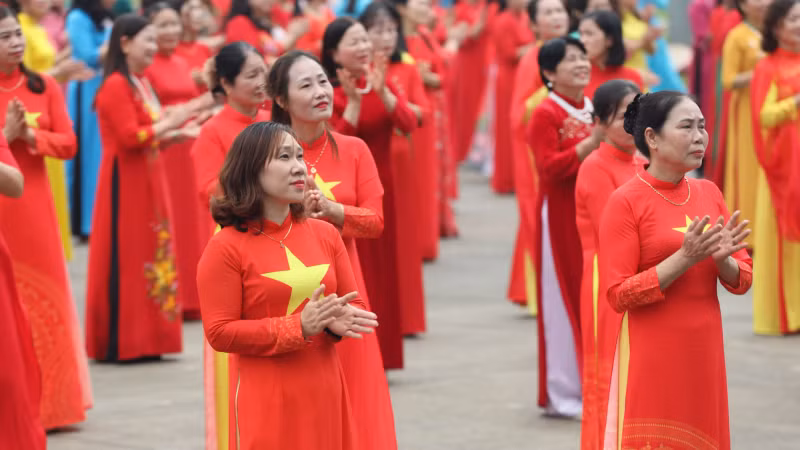 Through this event, the traditional Ao Dai is being honoured as a symbol of the gentle and elegant beauty of Vietnamese women.