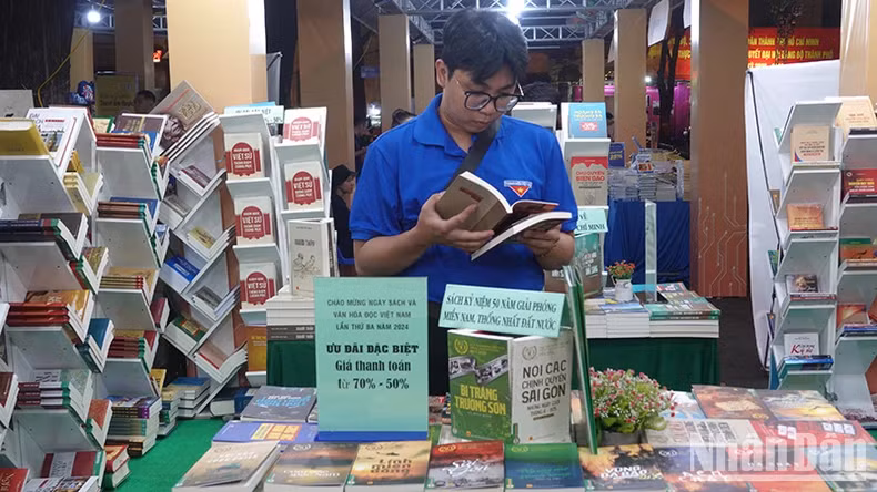 Young visitors explore book stalls at the third Vietnam Book and Reading Culture Day in Ho Chi Minh City. (Photo: Manh Hao)