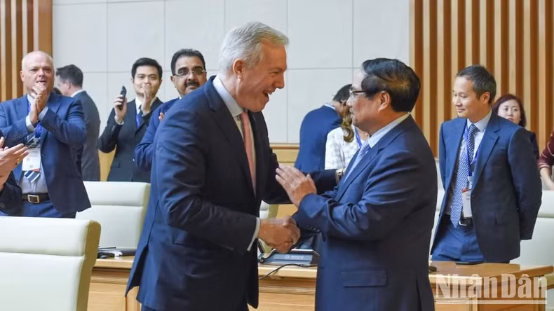 PM Pham Minh Chinh (R) welcomes USABC delegation (Photo: NDO)