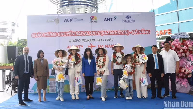 Vietjet's flight VJ52, using an Airbus A330-300 from Almaty (Kazakhstan) lands at Da Nang International Airport on April 2, bringing nearly 300 international tourists to explore and experience the city's tourism services. (Photo: NDO)