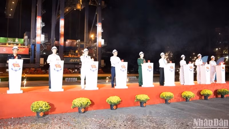 Leaders of the Ministry of National Defence and Ho Chi Minh City launch the first cargo operations of the year at Tan Cang-Cat Lai Port