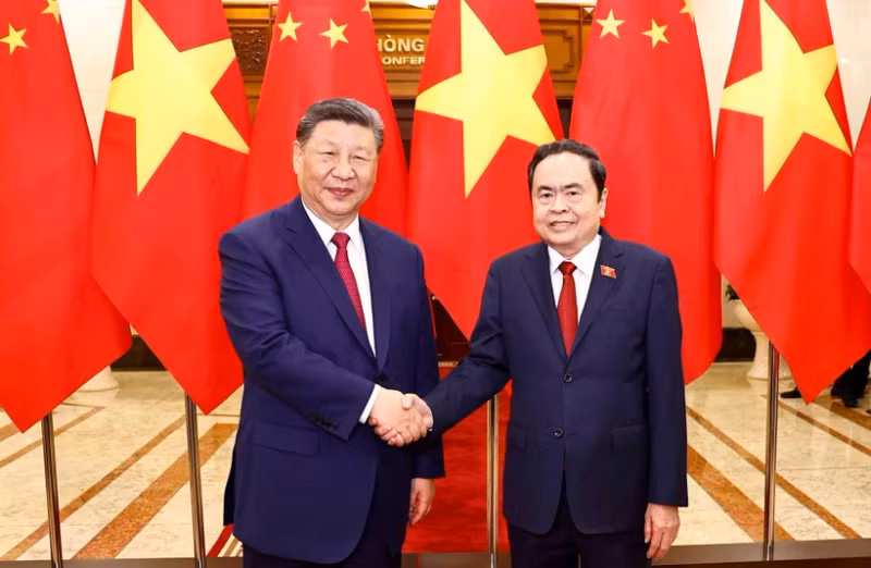 Chairman of the National Assembly (NA) Tran Thanh Man (R) and General Secretary of the Communist Party of China (CPC) Central Committee and President of China Xi Jinping in Hanoi on April 14 (Photo: VNA)