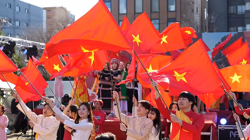 The performance of 50 national flags waving in celebration of the 50th anniversary of national reunification at the “Homeland Spring” programme. (Photo: The Organising Board)
