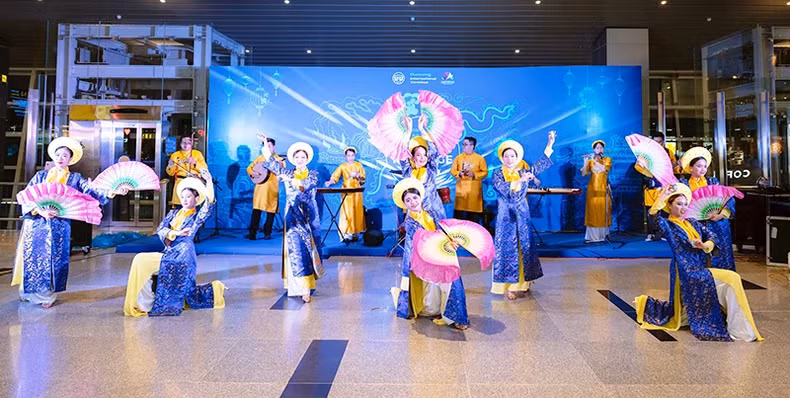 Art performances dedicated to welcoming visitors upon their arrival at Da Nang International Airport.
