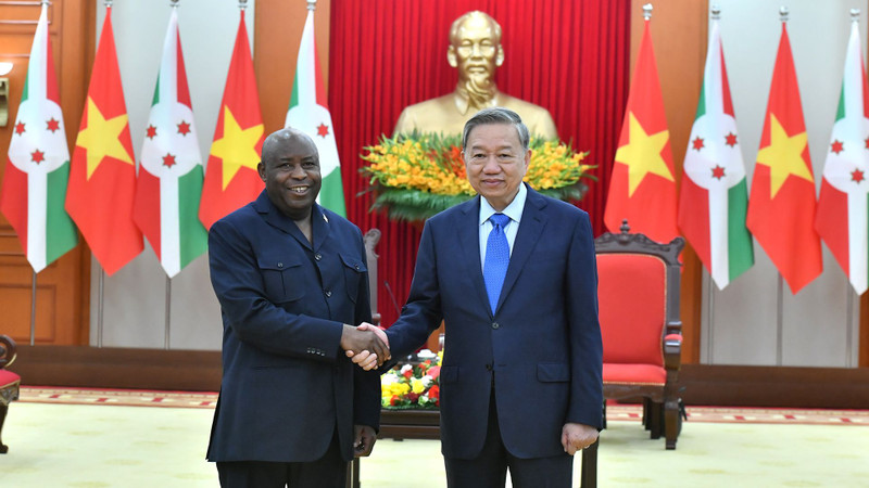 Vietnam's Party General Secretary To Lam (right) and President of Burundi Évariste Ndayishimiye at their meeting in Hanoi on April 4. (Photo: Dang Khoa)