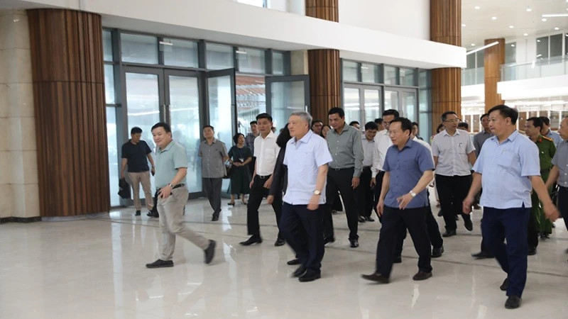 Permanent Deputy Prime Minister Nguyen Hoa Binh inspects the progress of the second campus construction for Viet Duc Hospital.