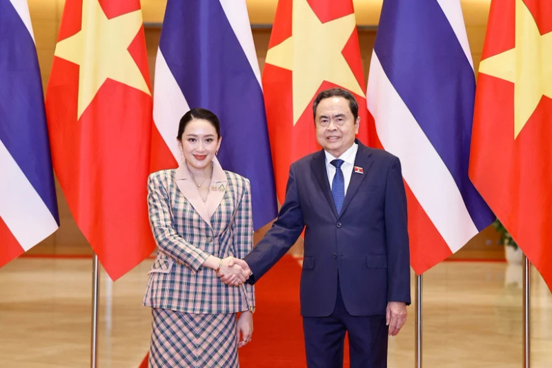 National Assembly Chairman Tran Thanh Man (R) welcomes Thai Prime Minister Paetongtarn Shinawatra in Ha Noi on May 15. (Photo: VNA)
