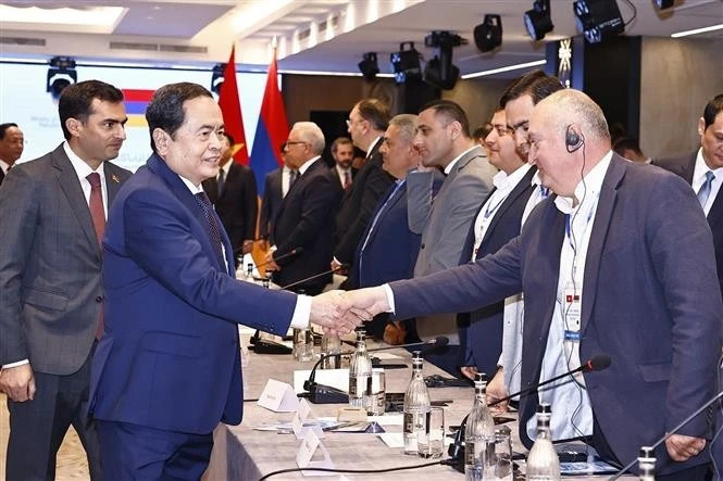 National Assembly Chairman Tran Thanh Man (L) meets with representatives of Armenian and Vietnamese firms attending the Vietnam - Armenia Business Forum in Yerevan on April 2. (Photo: VNA)
