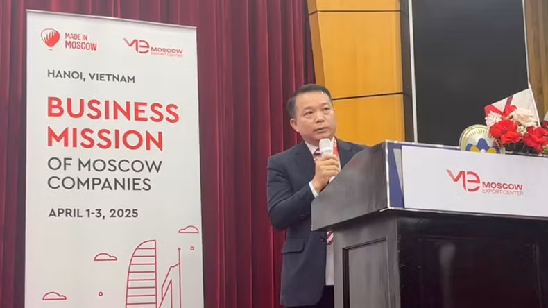 Tran Van Tam, Vice Secretary General of the Vietnam-Russia Friendship Association speaks at the event.