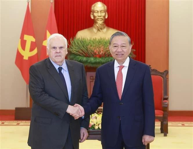 Party General Secretary To Lam (R) and Frederick W. Smith, Founder and Executive Chairman of FedEx, at their meeting in Hanoi on February 25. (Photo: VNA)