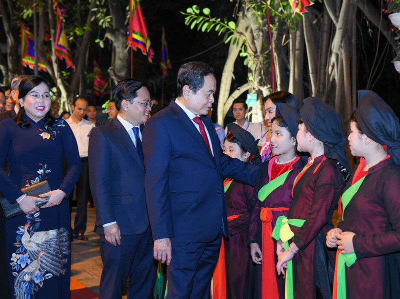 National Assembly Chairman Tran Thanh Man with children at the Do Temple Special National Relic Site